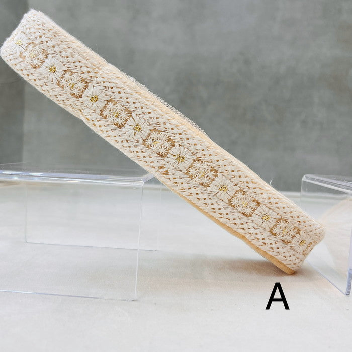 【50cm単位】 刺繍リボン ホワイトが 美しい 淡く 儚い 雪の結晶の 様な 花 チュール 幅約3.4cm 240904004