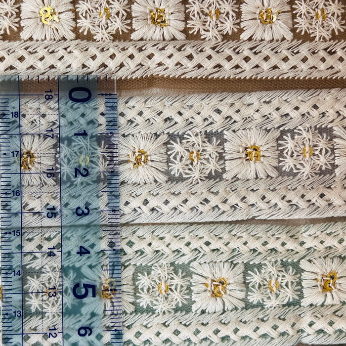 【50cm単位】 刺繍リボン ホワイトが 美しい 淡く 儚い 雪の結晶の 様な 花 チュール 幅約3.4cm 240904004