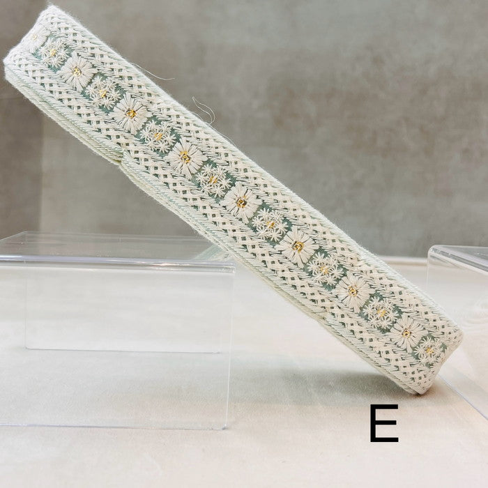 【50cm単位】 刺繍リボン ホワイトが 美しい 淡く 儚い 雪の結晶の 様な 花 チュール 幅約3.4cm 240904004