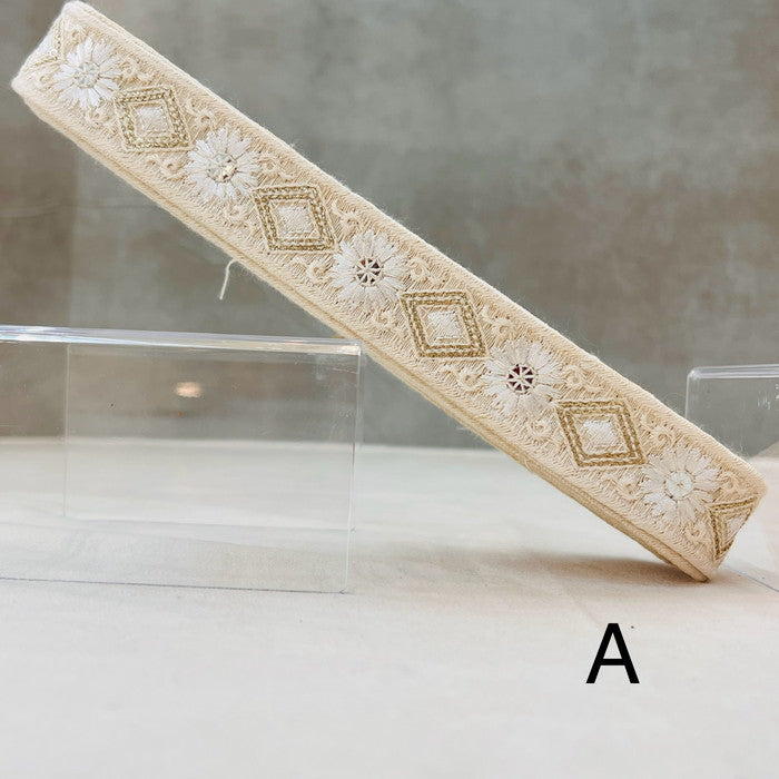 【50cm単位】 刺繍リボン 細幅 白の縁取り マーガレットと ダイヤの ネックレス 布地 幅約3.1cm 240904006