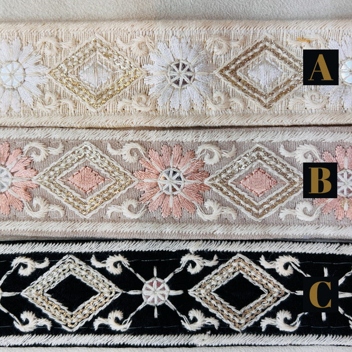 【50cm単位】 刺繍リボン 細幅 白の縁取り マーガレットと ダイヤの ネックレス 布地 幅約3.1cm 240904006