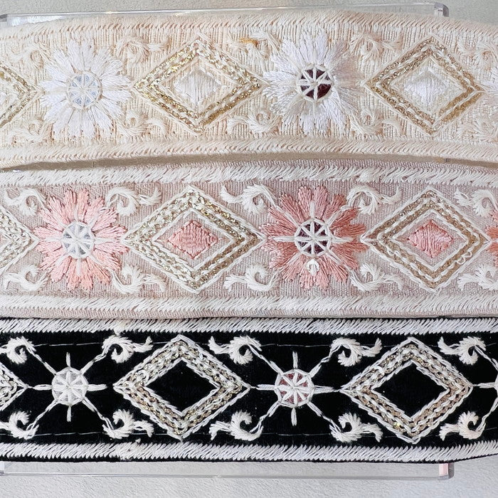 【50cm単位】 刺繍リボン 細幅 白の縁取り マーガレットと ダイヤの ネックレス 布地 幅約3.1cm 240904006