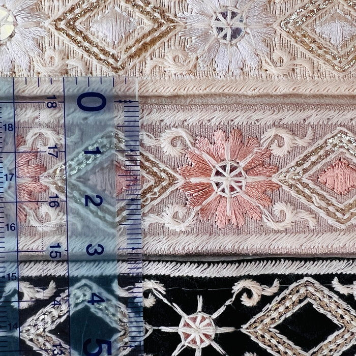 【50cm単位】 刺繍リボン 細幅 白の縁取り マーガレットと ダイヤの ネックレス 布地 幅約3.1cm 240904006