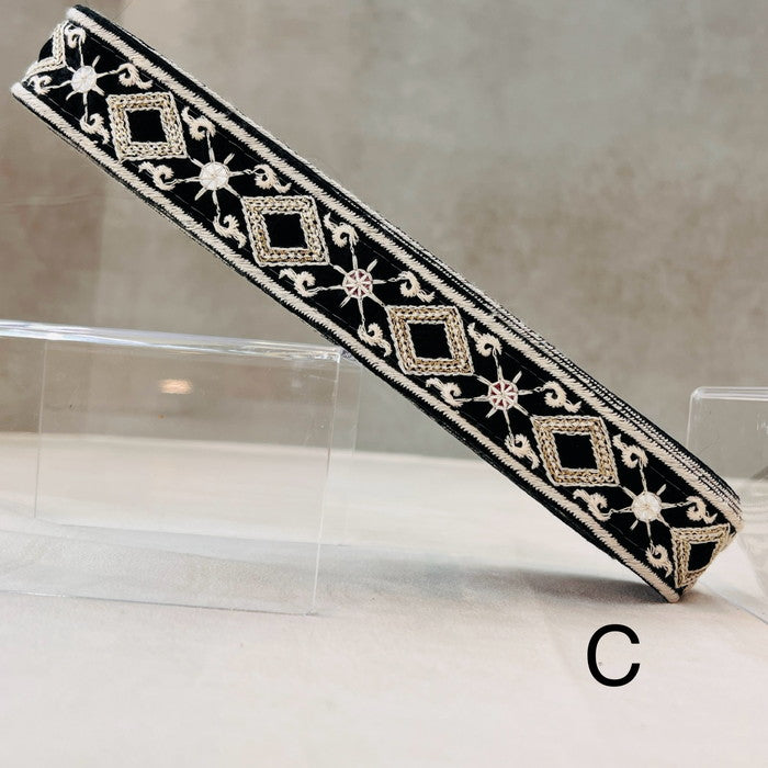 【50cm単位】 刺繍リボン 細幅 白の縁取り マーガレットと ダイヤの ネックレス 布地 幅約3.1cm 240904006