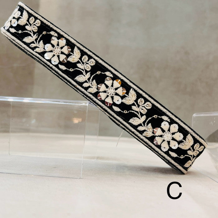 【50cm単位】 刺繍リボン 白の縁取り 小さき花と 太陽のような花 布地 幅約3.7cm 240904007