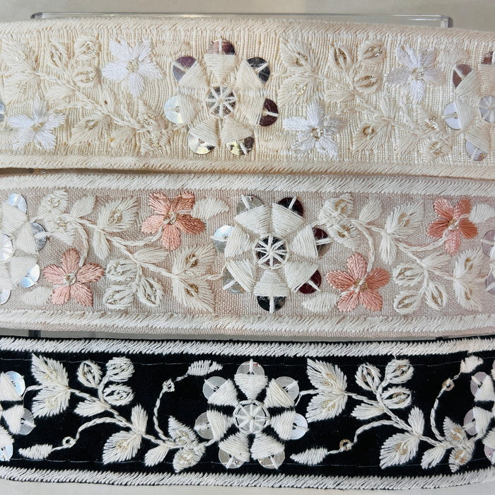 【50cm単位】 刺繍リボン 白の縁取り 小さき花と 太陽のような花 布地 幅約3.7cm 240904007