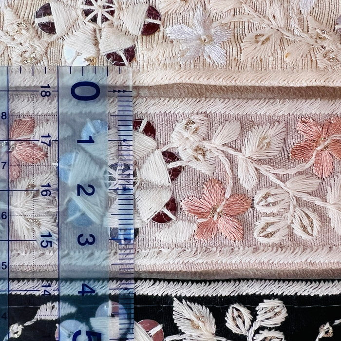 【50cm単位】 刺繍リボン 白の縁取り 小さき花と 太陽のような花 布地 幅約3.7cm 240904007