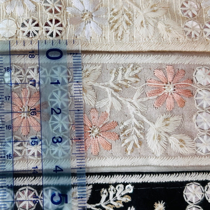 【50cm単位】 刺繍リボン 白の縁取り 可憐なコスモスと 煌めく星 布地 幅約4cm 240904008