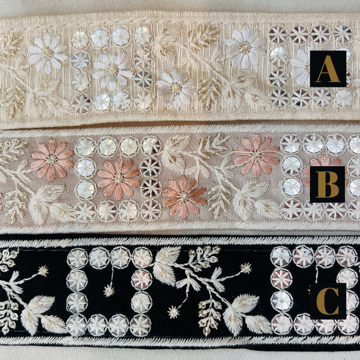 【50cm単位】 刺繍リボン 白の縁取り 可憐なコスモスと 煌めく星 布地 幅約4cm 240904008
