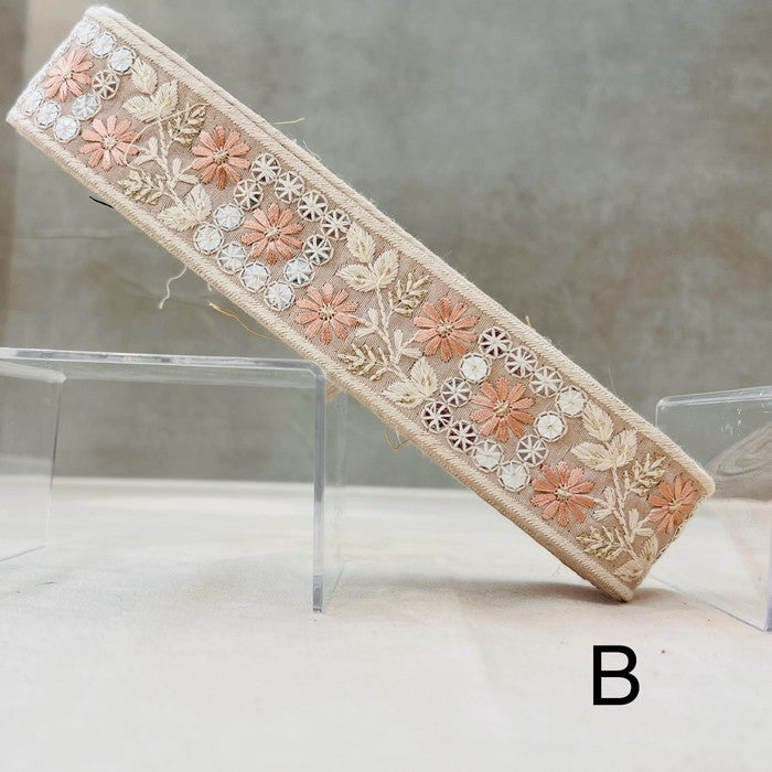 【50cm単位】 刺繍リボン 白の縁取り 可憐なコスモスと 煌めく星 布地 幅約4cm 240904008