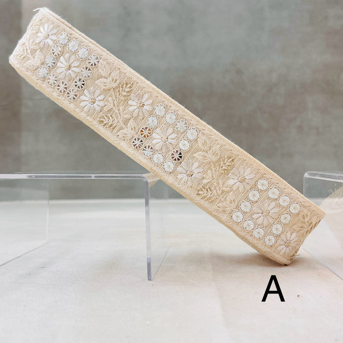 【50cm単位】 刺繍リボン 白の縁取り 可憐なコスモスと 煌めく星 布地 幅約4cm 240904008