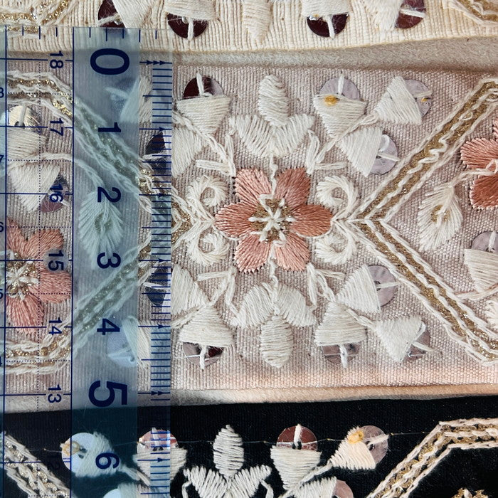 【50cm単位】 刺繍リボン 白の縁取り 煌めく額縁に 描かれた 美しい花々 布地 幅約5cm 240904009