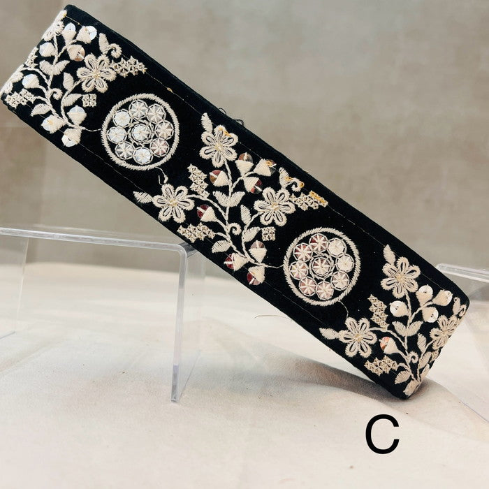 【50cm単位】 刺繍リボン 白がアクセント 美しい 氷の花束と 魔法の鏡 布地 幅約5.2cm 240904010