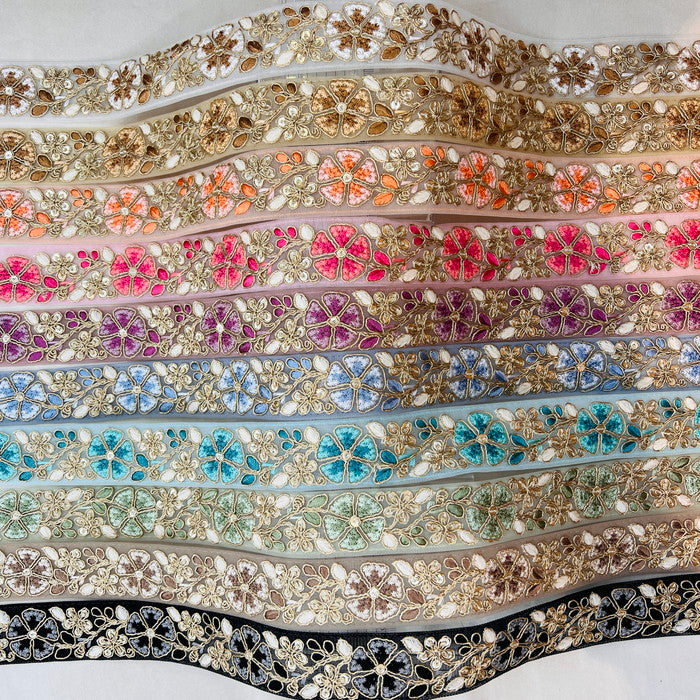 【50cm単位】 刺繍リボン 同系色で 華やか ゴールドの花と ニリンソウ チュール 幅約3.7cm 240912002