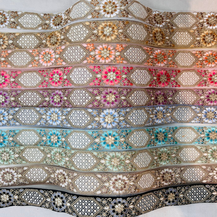 【50cm単位】 刺繍リボン 華やぐデザイン 心奪われる 石楠花 小花のダンス チュール 幅約4.5cm 240912003