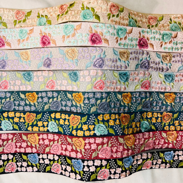 【50cm単位】 刺繍リボン 淡い恋の 物語 美しさに 一目惚れ 咲き誇る薔薇 布地 幅約5.1cm 240913002