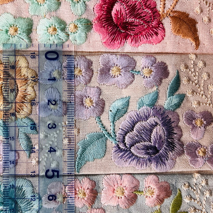 【50cm単位】 刺繍リボン 淡い恋の 物語 美しさに 一目惚れ 咲き誇る薔薇 布地 幅約5.1cm 240913002