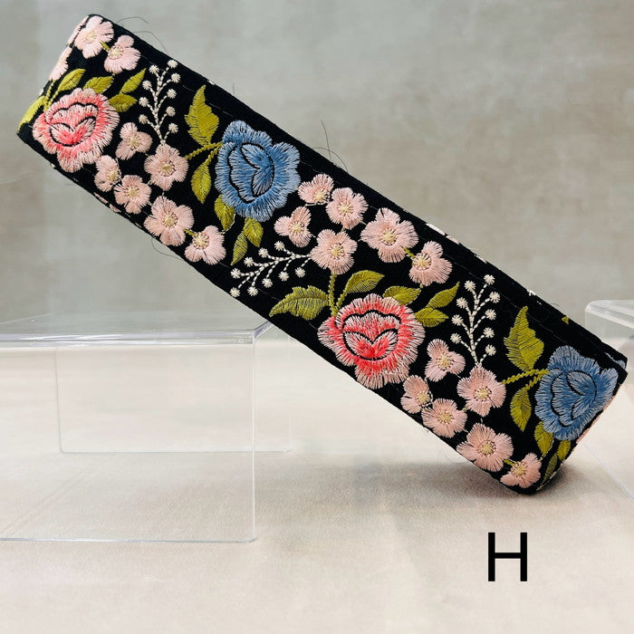 【50cm単位】 刺繍リボン 淡い恋の 物語 美しさに 一目惚れ 咲き誇る薔薇 布地 幅約5.1cm 240913002