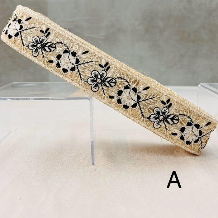 【50cm単位】 刺繍リボン 白い糸で 紡ぐ 風に躍る 風車の様な 花々 布地 幅約3.8cm 241029002