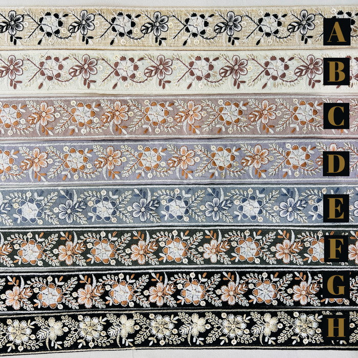 【50cm単位】 刺繍リボン 白い糸で 紡ぐ 風に躍る 風車の様な 花々 布地 幅約3.8cm 241029002