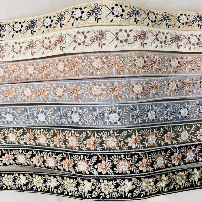 【50cm単位】 刺繍リボン 白い糸で 紡ぐ 風に躍る 風車の様な 花々 布地 幅約3.8cm 241029002