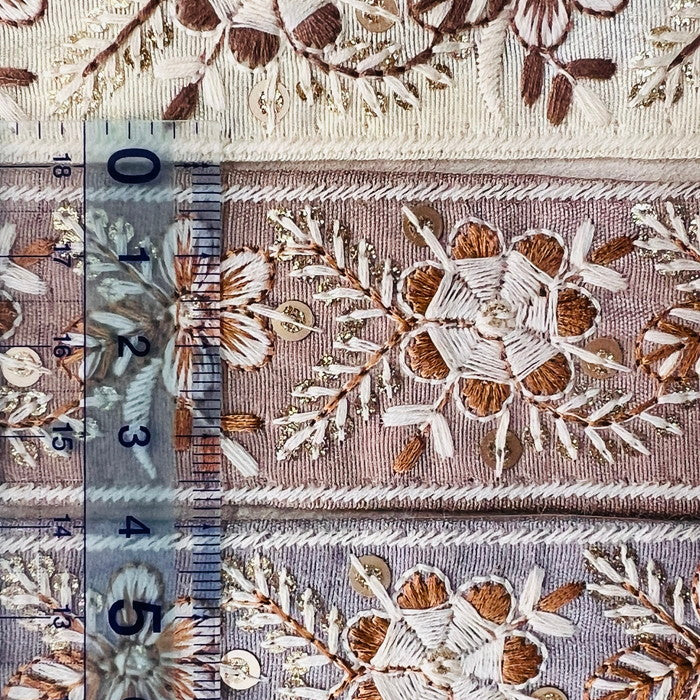 【50cm単位】 刺繍リボン 白い糸で 紡ぐ 風に躍る 風車の様な 花々 布地 幅約3.8cm 241029002