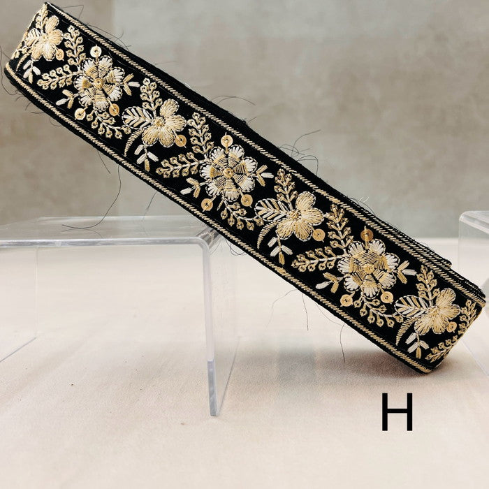 【50cm単位】 刺繍リボン 白い糸で 紡ぐ 風に躍る 風車の様な 花々 布地 幅約3.8cm 241029002