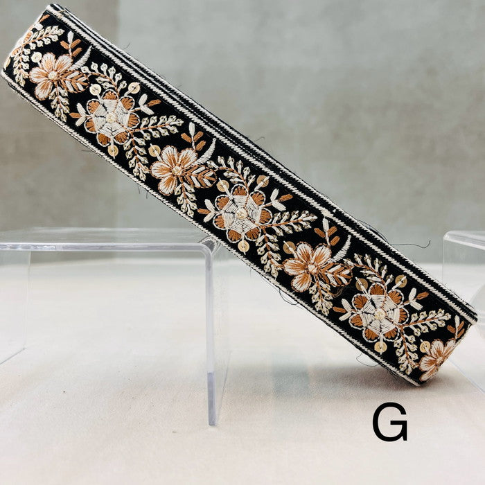 【50cm単位】 刺繍リボン 白い糸で 紡ぐ 風に躍る 風車の様な 花々 布地 幅約3.8cm 241029002