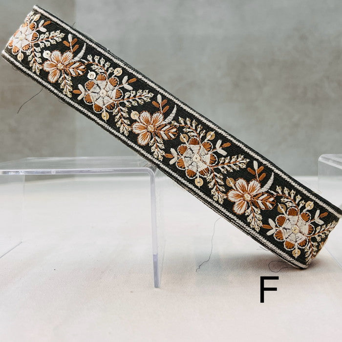 【50cm単位】 刺繍リボン 白い糸で 紡ぐ 風に躍る 風車の様な 花々 布地 幅約3.8cm 241029002