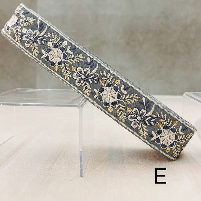 【50cm単位】 刺繍リボン 白い糸で 紡ぐ 風に躍る 風車の様な 花々 布地 幅約3.8cm 241029002
