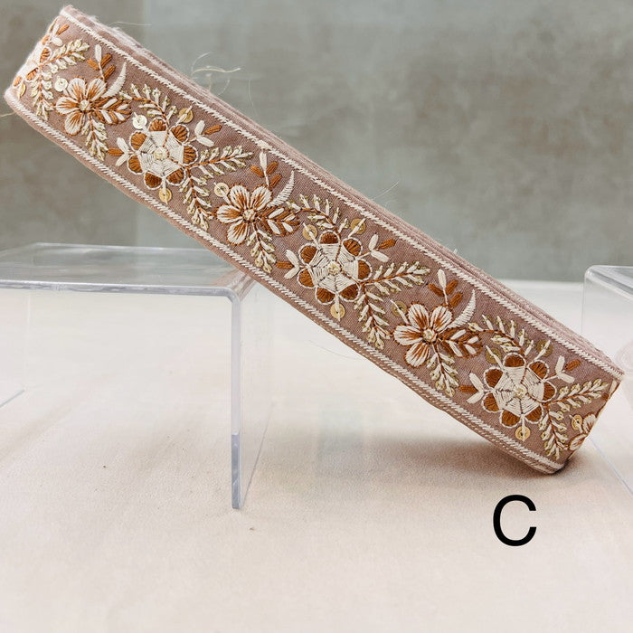【50cm単位】 刺繍リボン 白い糸で 紡ぐ 風に躍る 風車の様な 花々 布地 幅約3.8cm 241029002