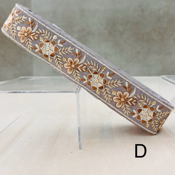【50cm単位】 刺繍リボン 白い糸で 紡ぐ 風に躍る 風車の様な 花々 布地 幅約3.8cm 241029002