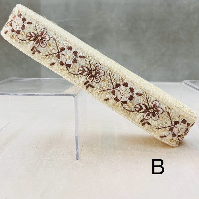 【50cm単位】 刺繍リボン 白い糸で 紡ぐ 風に躍る 風車の様な 花々 布地 幅約3.8cm 241029002