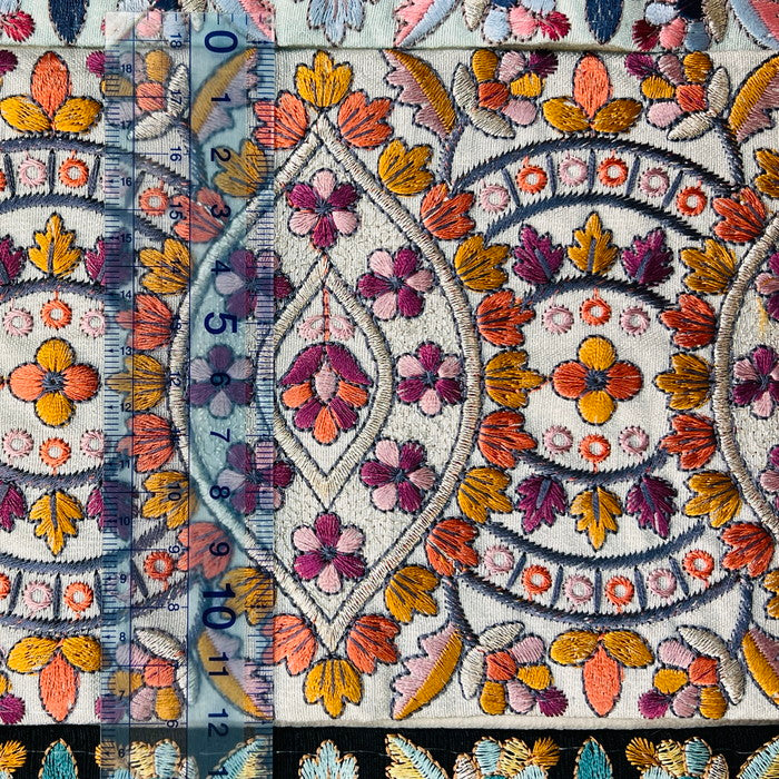 【50cm単位】 刺繍リボン 超太幅 リボン ボタニカルフラワー ダンスを踊る 花達 布地 幅約12cm 241029004