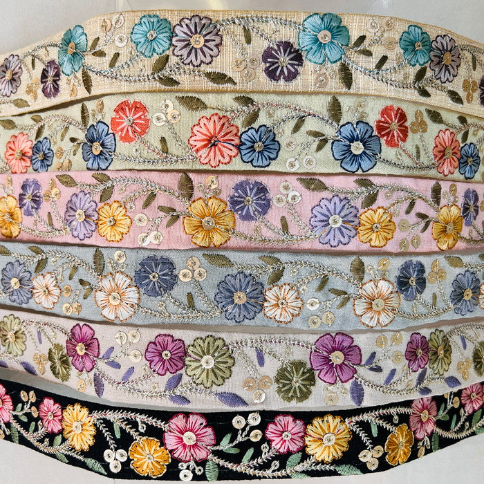 【50cm単位】 刺繍リボン 細幅 キラキラ煌めく 華やぐ花々 輝く蔦の首飾り 布地 幅約2.7cm 241029006