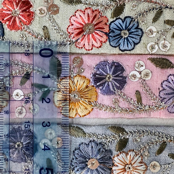 【50cm単位】 刺繍リボン 細幅 キラキラ煌めく 華やぐ花々 輝く蔦の首飾り 布地 幅約2.7cm 241029006