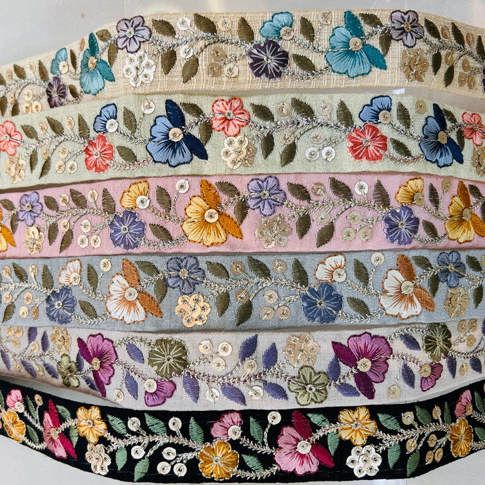 【50cm単位】 刺繍リボン 細幅 朝露が輝く 煌めく花に 願いを 可憐な 露草の様な 花 布地 幅約2.7cm 241029007