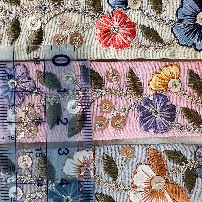 【50cm単位】 刺繍リボン 細幅 朝露が輝く 煌めく花に 願いを 可憐な 露草の様な 花 布地 幅約2.7cm 241029007