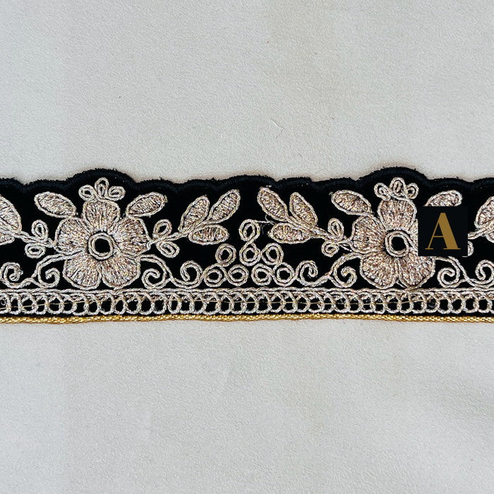 【50cm単位】 刺繍リボン ベルベット風 ゴールドの線で 描く 一輪の花 布地 幅約4.1cm 241126002