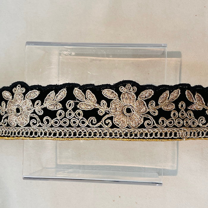 【50cm単位】 刺繍リボン ベルベット風 ゴールドの線で 描く 一輪の花 布地 幅約4.1cm 241126002