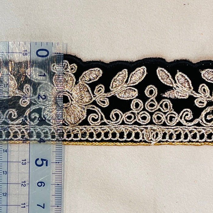 【50cm単位】 刺繍リボン ベルベット風 ゴールドの線で 描く 一輪の花 布地 幅約4.1cm 241126002