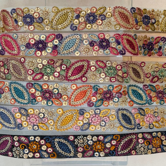 【50cm単位】 刺繍リボン 細幅 キラキラ美しい 宝石箱の中の 輝く色石達 刺繍リボン チュール 幅約2.6cm 241219001