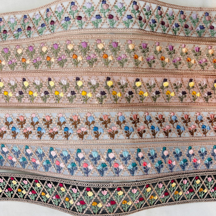 【50cm単位】 刺繍リボン チュールの 優しさ 可憐なチューリップと 小花の コラボ チュール 幅約5.5cm 241219004