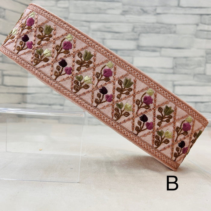 【50cm単位】 刺繍リボン 発色の 良い 布地 可憐なチューリップと 小花の コラボ 布地 幅約6.4cm 241219005