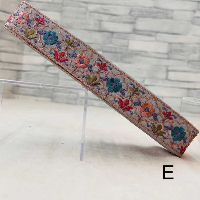【50cm単位】 刺繍リボン 細幅 花々の共演 カラフル クレマチス 噴水の様な花 布地 幅約3.2cm 241219007