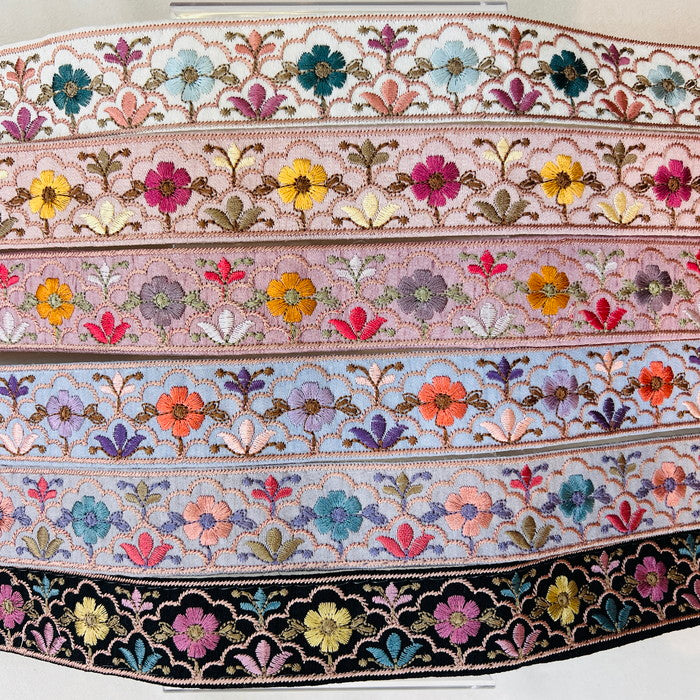 【50cm単位】 刺繍リボン 細幅 花々の共演 カラフル クレマチス 噴水の様な花 布地 幅約3.2cm 241219007