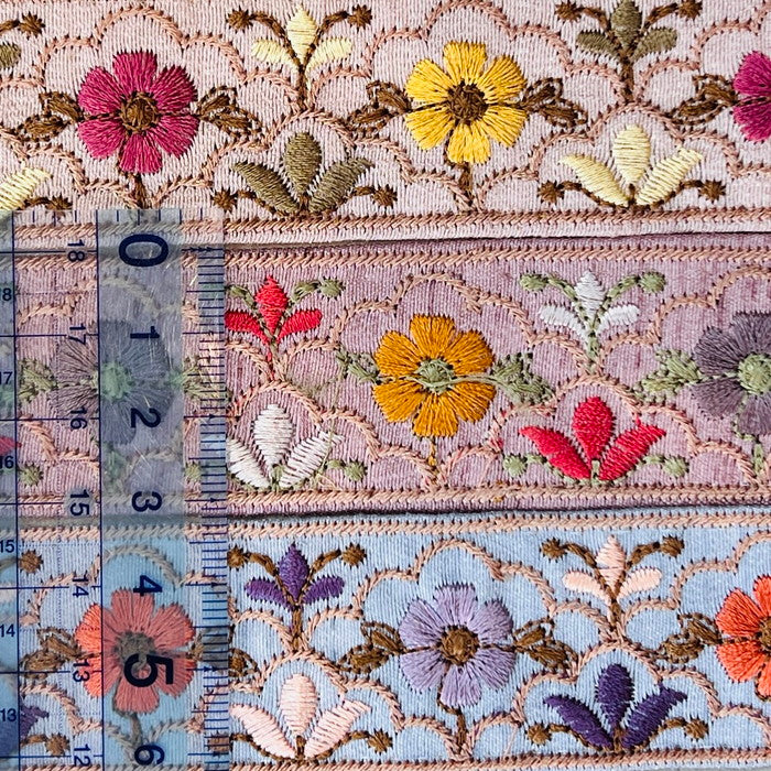 【50cm単位】 刺繍リボン 細幅 花々の共演 カラフル クレマチス 噴水の様な花 布地 幅約3.2cm 241219007