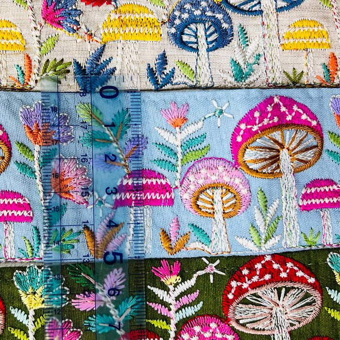 【50cm単位】 刺繍リボン きのこの森 布地 幅約5.1cm 250408002