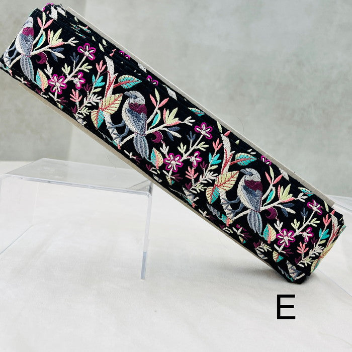 【50cm単位】 刺繍リボン 小鳥の休息 布地 幅約5cm 250408004