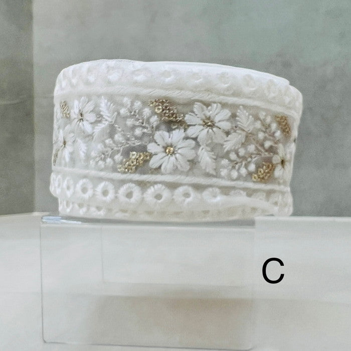 【50cm単位】 刺繍リボン 美しい白の花達 チュール オーガンジー 幅約6cm~約8.5cm 250415001